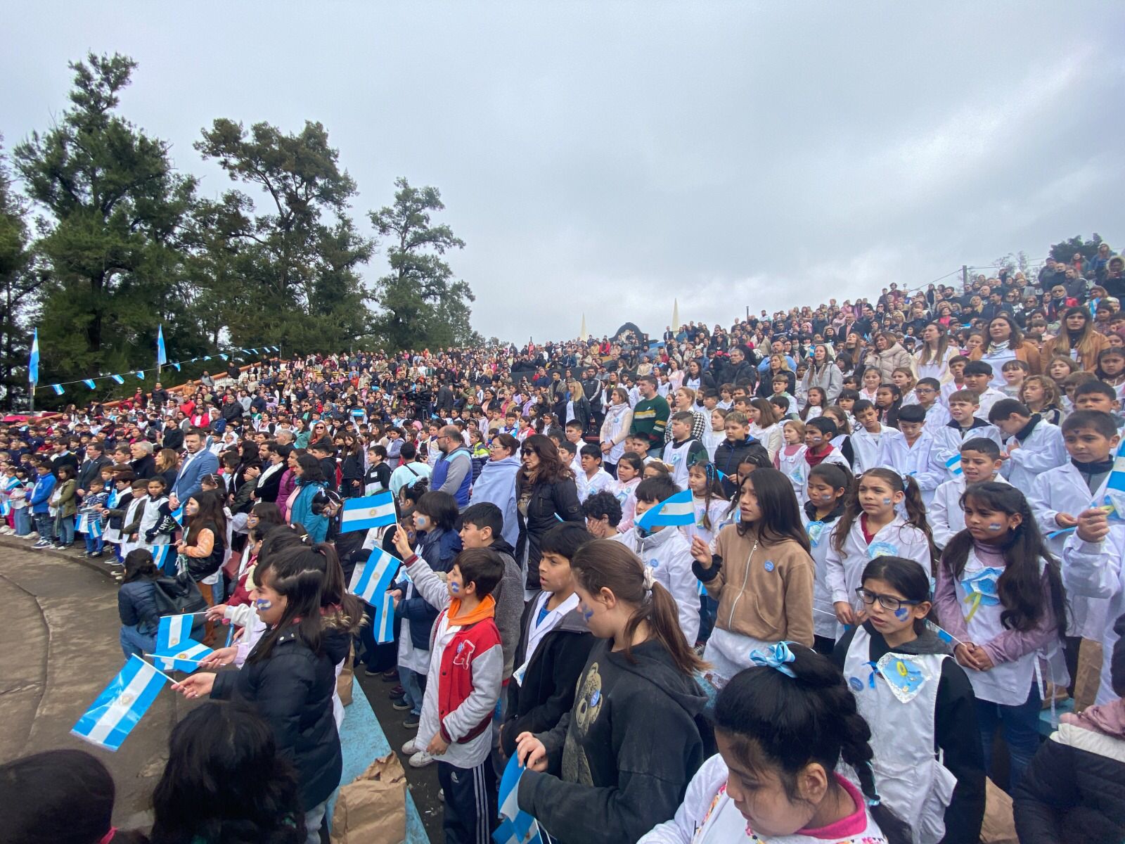 Patriotismo en estado puro: Alak y Kicillof encabezaron la promesa a la bandera en la Republica de los Niños